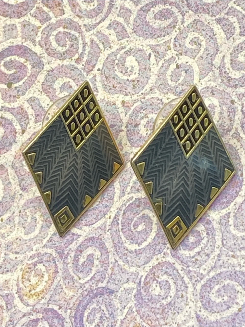 NUSI Vintage Pierced Earrings Inlay Fold Metal & Enamel Diamond Shaped Gray